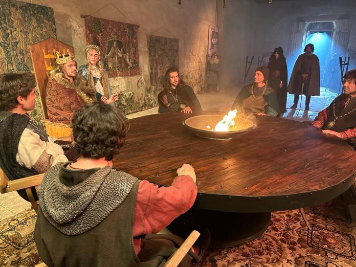 Scène illustrant le roi et les chevaliers autour de la table ronde, en présence de la reine Guenièvre